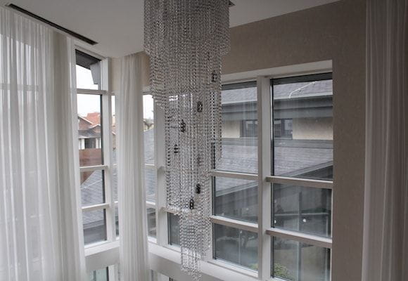Дерево-алюминиевые окна из лиственницы в коттедже