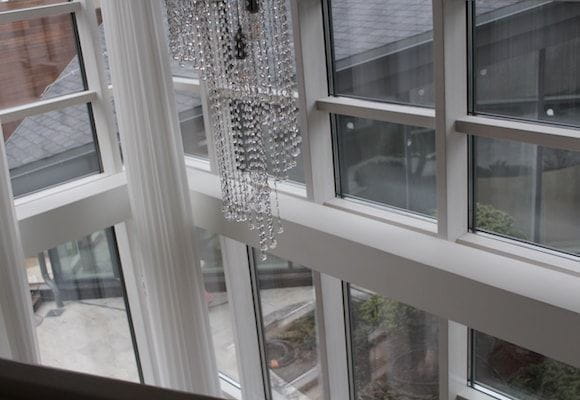 Дерево-алюминиевые окна из лиственницы в коттедже