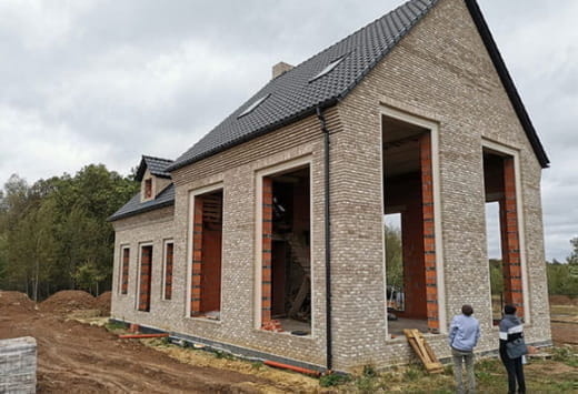 Деревянные окна из сосны в коттедже 