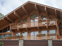 Проект дома в стиле шале: архитекторы “встроили” деревянный коттедж в крутой склон