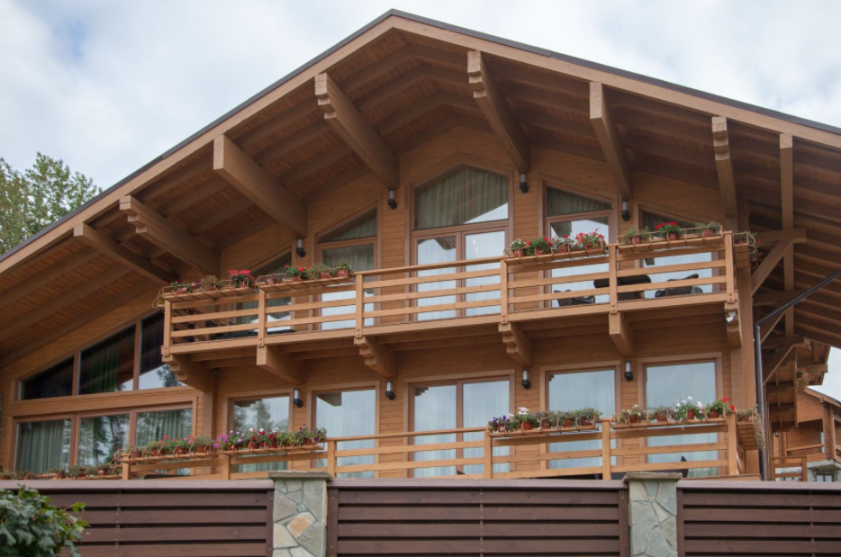 Проект дома в стиле шале: архитекторы “встроили” деревянный коттедж в крутой склон