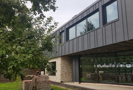 Дерево-алюминиевые окна из сосны в коттедже