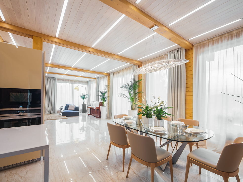 Деревянные окна из лиственницы в коттедже