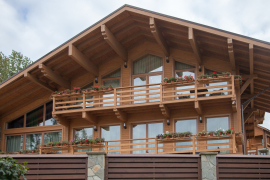 Деревянные окна из лиственницы в коттедже