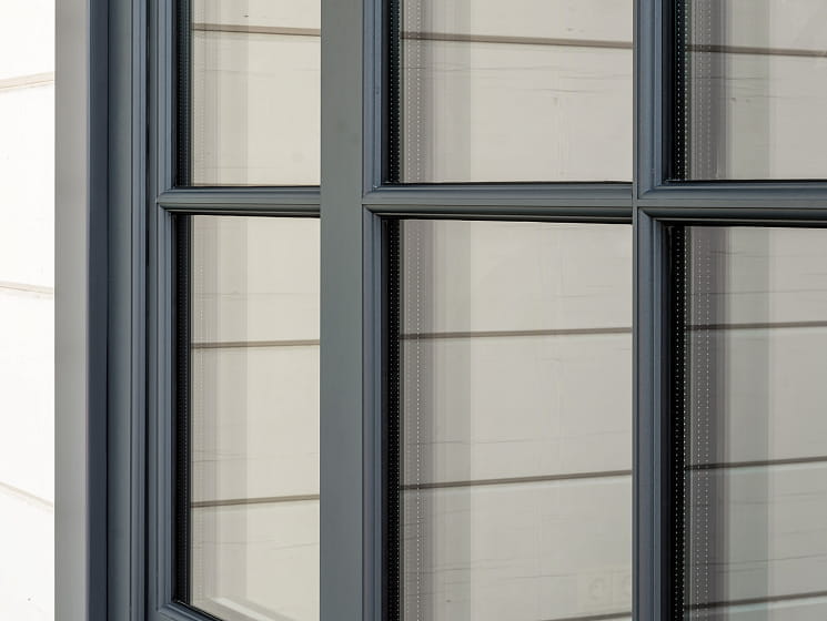 Деревянно-алюминиевые окна из лиственницы в частном доме