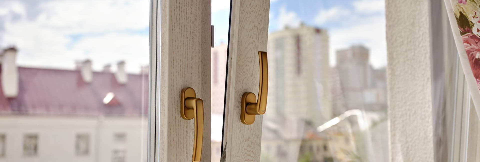 Дерево-алюминиевые окна из дуба в квартире