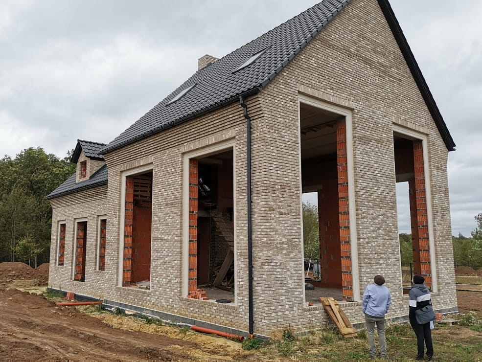 Деревянные окна из сосны в коттедже 