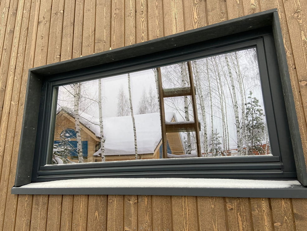 Деревянные окна из сосны в коттедже