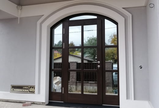 Входные деревянные двери из дуба