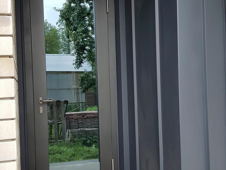 Дерево-алюминиевые окна из сосны в коттедже