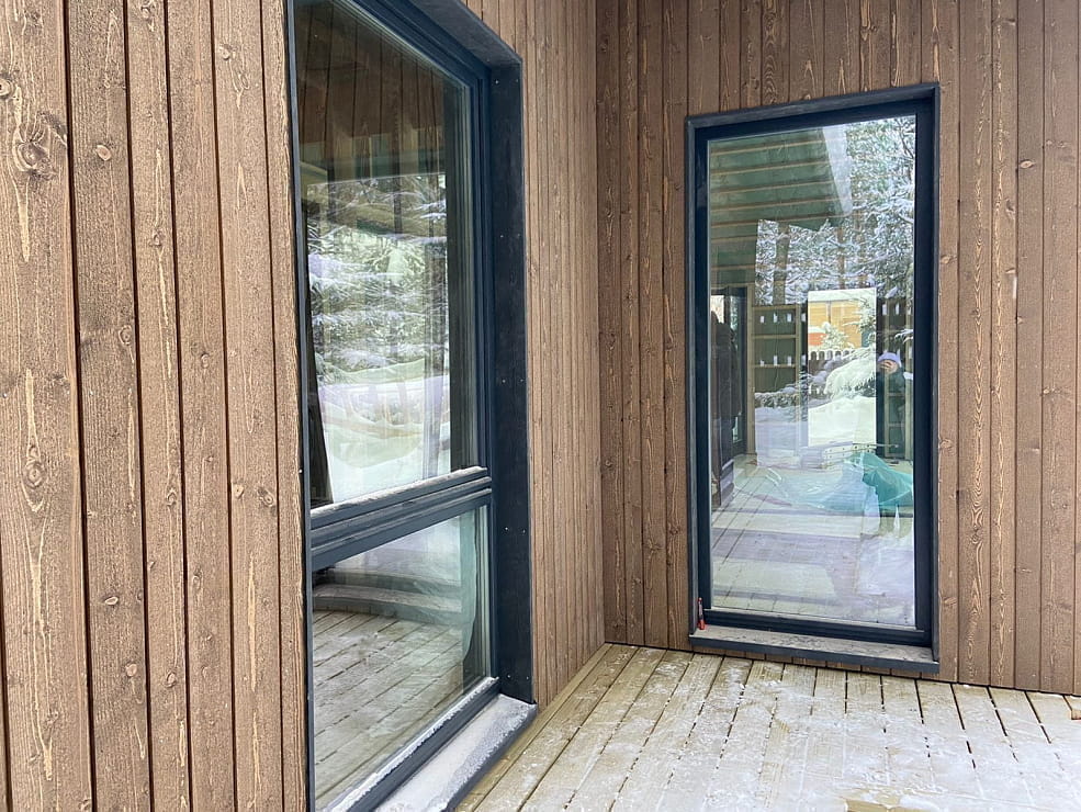 Деревянные окна из сосны в коттедже