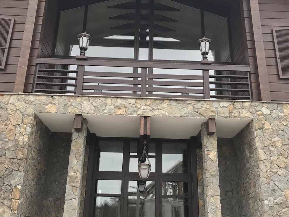 Деревянные окна из дуба в коттедже, бани и гараже