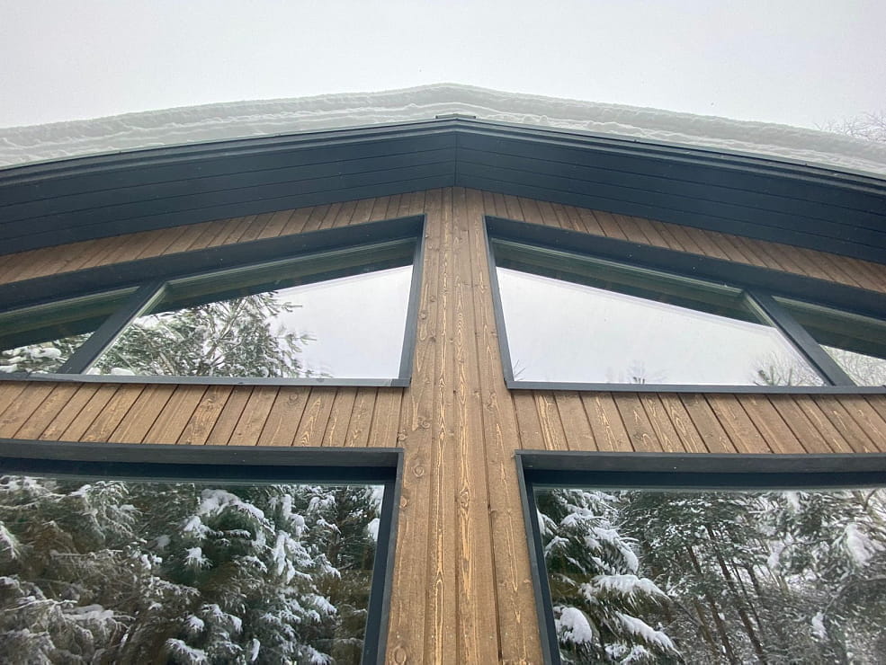 Деревянные окна из сосны в коттедже