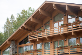 Деревянные окна из лиственницы в коттедже