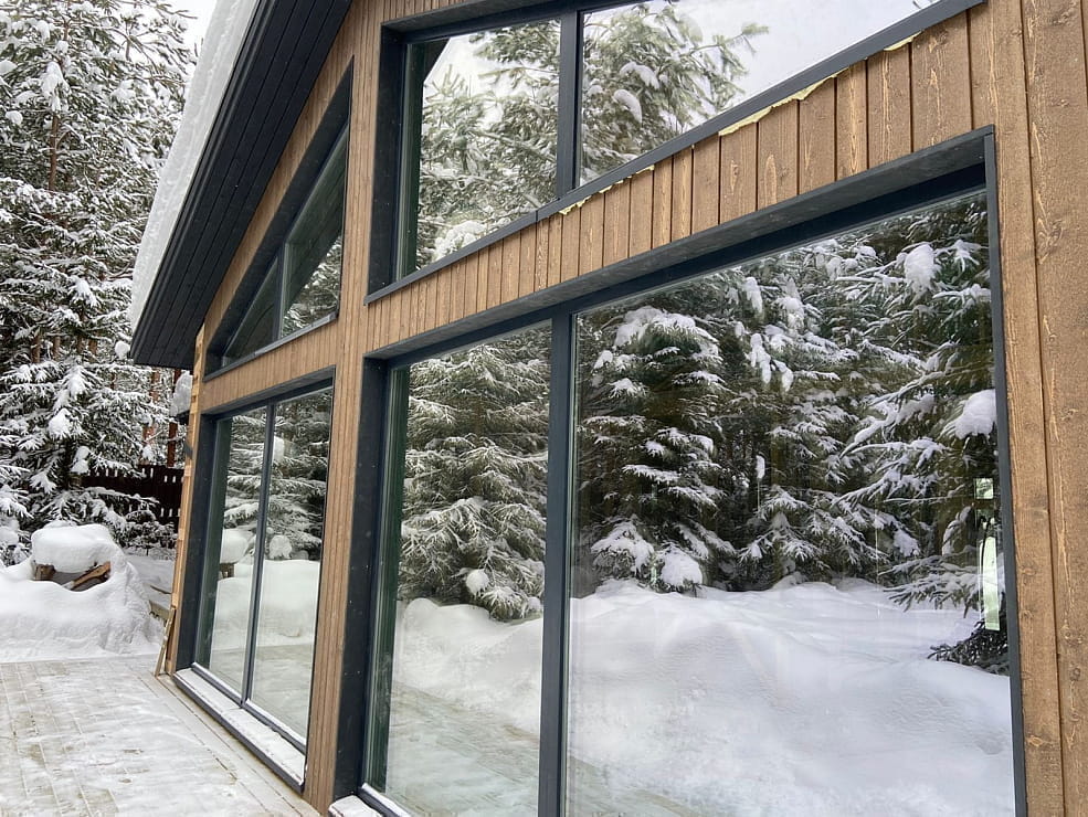 Деревянные окна из сосны в коттедже