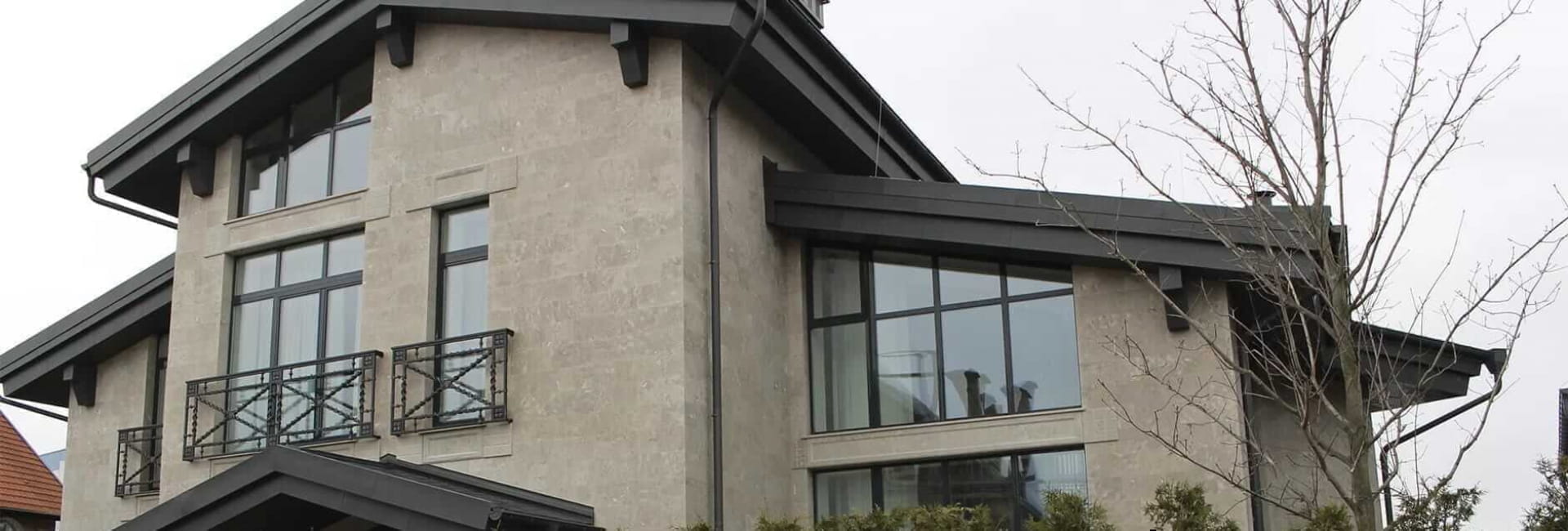 Дерево-алюминиевые окна из лиственницы в коттедже