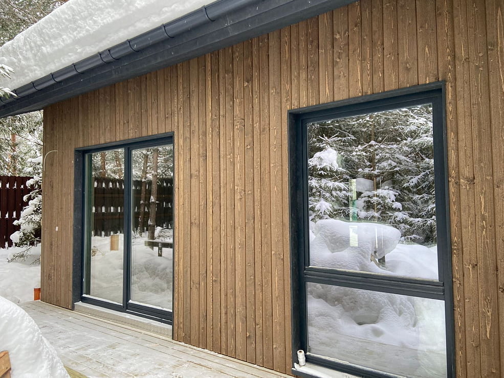 Деревянные окна из сосны в коттедже