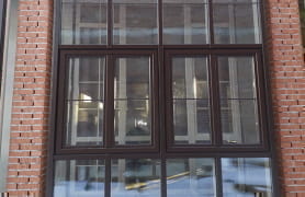 Дерево-алюминиевые окна из лиственницы в частном доме
