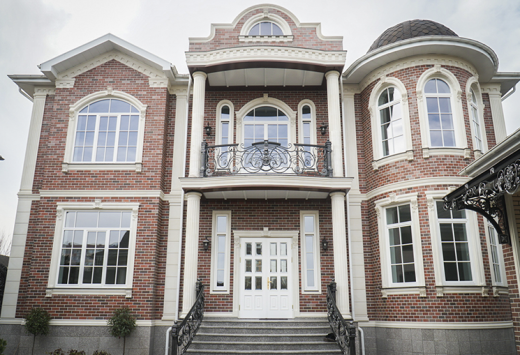 Деревянные окна из лиственницы в коттедже