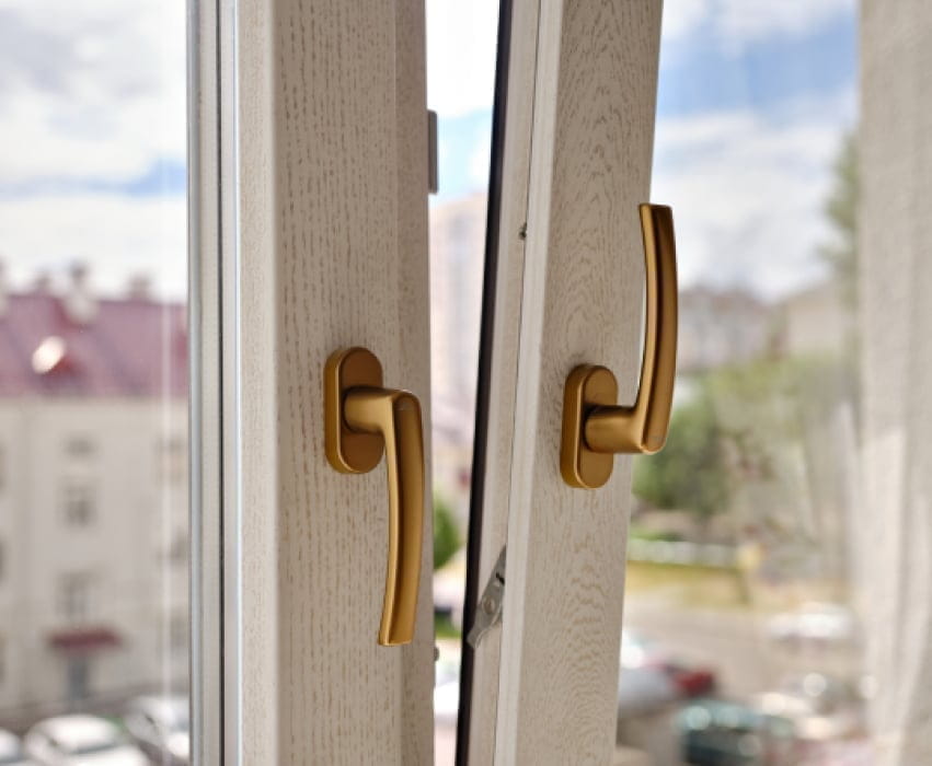 Остекление балконов и лоджий из дерева или дерево-алюминия Деревянное остекление балконов и лоджий: материал